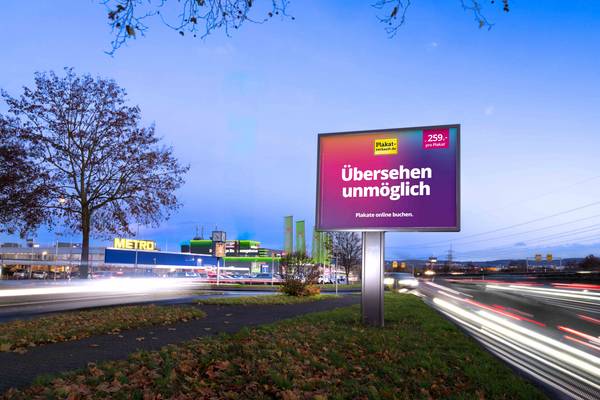 Großplakat an Hauptverkehrsstraße mit Motiv "Übersehen unmöglich"